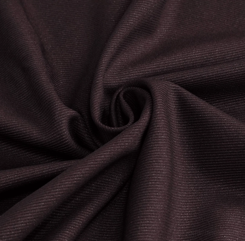 Komplettes Outfit mit weinroter Gothic Slim-Fit Hose kombiniert mit dunkel-eleganten Accessoires und stilvoller Fußbekleidung für Alternative Fashion