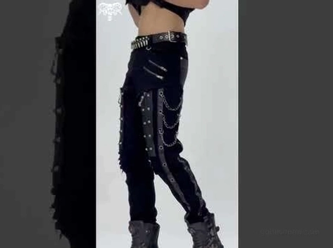 Gothic Slim-Fit Röhrenhose Seitenansicht mit Multi-Ketten-Applikationen und Nieten-Gürtelschlaufen, gezeigt an Model mit Crops-Top