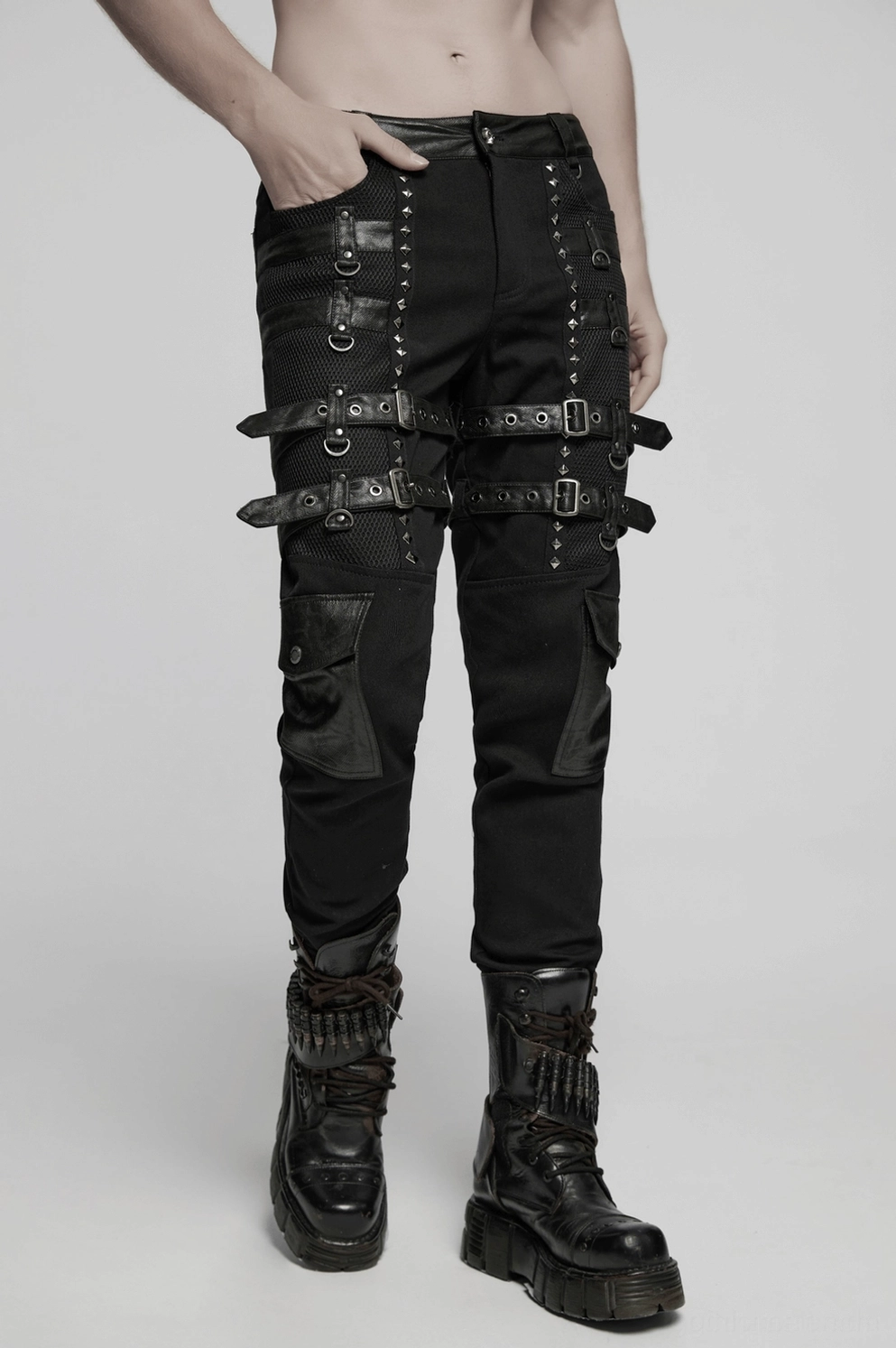 Gothic slim-fit nietenhose vorderseite winkelansicht tailierte silhouette verstellbare oberschenkelriemen hardware systeme