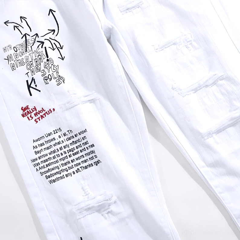 Gothic-Slim-Jeans Knöchel und Saumdetails mit Graffiti-Print-Design, zeigt die vollständige Länge des Slim-Fit-Schnitts und sorgfältige Saumarbeiten an den Beinen