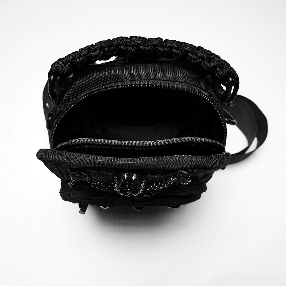 Innenansicht der Gothic Crossbody Sling-Tasche – Fachaufteilung, Kettendekoration und Paracord-Griffgriff mit glattem schwarzem Innenfutter