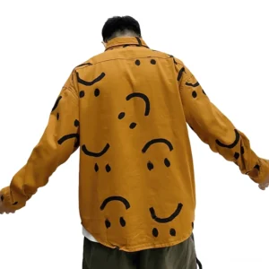 Herren Gothic Smiley Print Hemd karamellbraun Rückseite Vollabdruck Graffiti Design übergroße Silhouette Drop-Shoulder Mode
