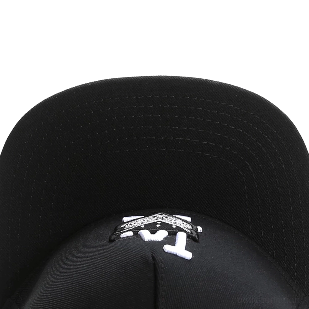Nahaufnahme der Innenseite der Gothic LA Snapback Cap mit verstärkten Nähten und weißer Paisley-Bestickung – Detailansicht der handwerklichen Verarbeitung und Stickerei-Qualität