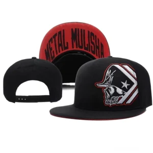 Schwarzer Gothic Snapback Cap mit verstellbarem Metallschnapper-Verschluss, Rückansicht zeigt den Snap-Closure-Mechanismus und die innere Kronenstruktur, alternative Kopfbedeckung