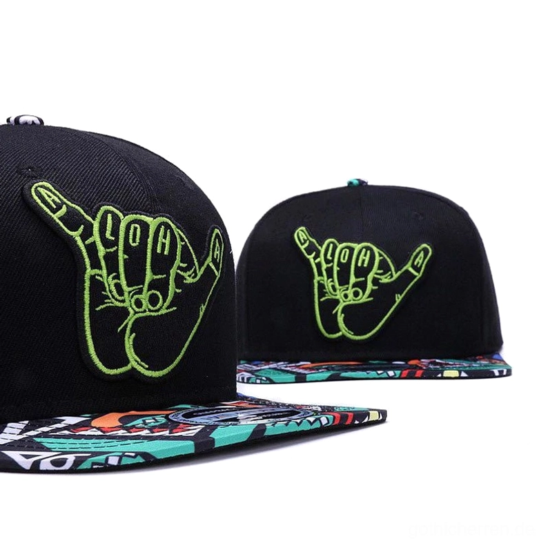 Nebeneinander-Vergleich schwarzer Gothic Snapback Caps mit Hand-Stickerei-Details der neongrünen Shaka-Hand und geometrischen Krempen-Mustern in Seitenansicht