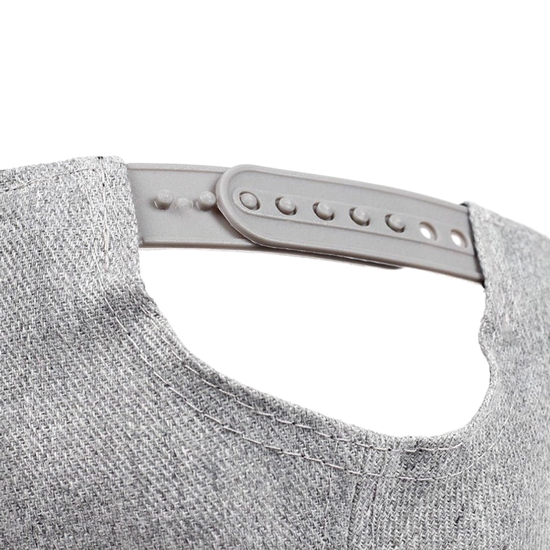 Close-up Detail des Snapback Verschlussmechanismus mit graumeliertem Stoffband und Kunststoff-Schnalle, mehrere Verstellungslöcher für angepasste Passform