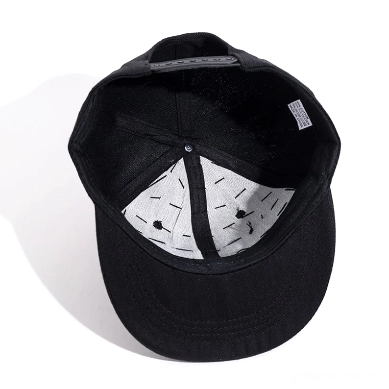 Innensicht der Gothic Spike Snapback mit schwarzem Schweißband, Druckknopf-Verschlussmechanismus und Größenetikett