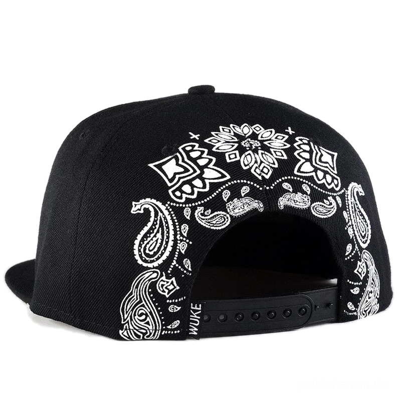 Verstellbarer Snapback-Verschluss auf der Rückseite der schwarzen Gothic Kappe mit weißem Paisley-Bandana-Stickerei-Detail, Kunststoff-Snapback-Verschluss