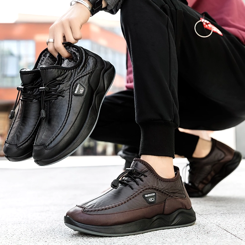 Schwarze und braune Gothic-Kunstleder-Sneaker im direkten Farbvergleich nebeneinander, Outdoor-Darstellung beider Farbvarianten zusammen
