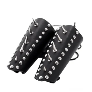 Paar passende schwarze Leder-Armbänder mit Spitzennieten und dualen Schnürverschlüssen, Draufsicht-Flachlage zeigt symmetrische Nietanordnung, Gothic Wristguard Set