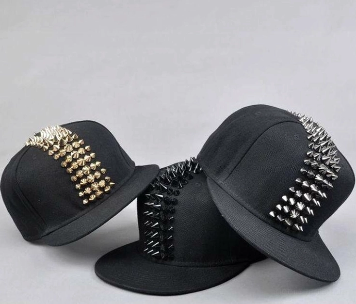 Drei gotische Spike Snapback Caps nebeneinander in Schwarz, Silber und Gold Metallfinishs, Flatlayout-Vergleichsaufnahme aller Farbvarianten