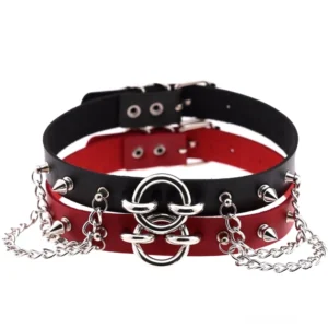 Zweischichtiges schwarzes und rotes Gothic Spike-Chain Choker Halsband mit silbernen Metallspitzen - Draufsicht flache Ansicht