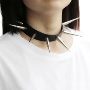 Schwarzes Spike Choker Halsband mit silbernen Metallspikes, getragen am Hals eines Modells, Nahaufnahme von vorne mit verstellbarem Schnallenverschluss und Kunstleder-Konstruktionsdetails