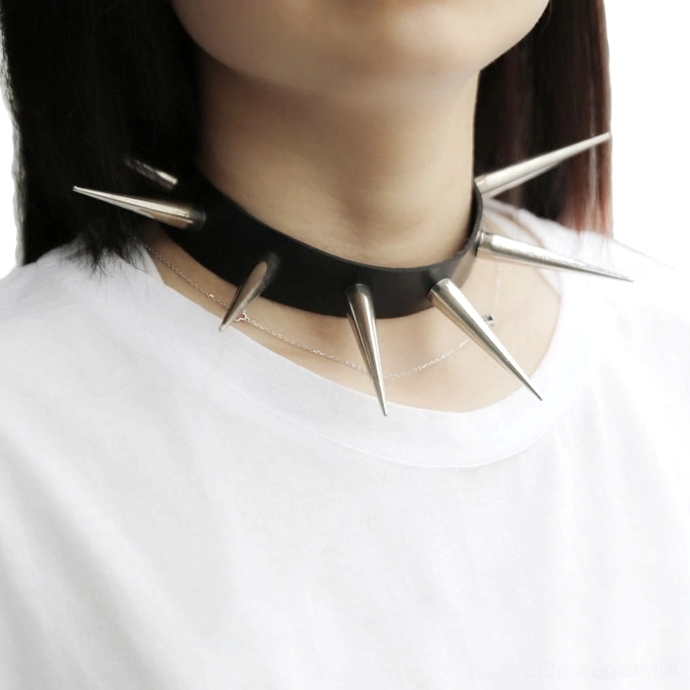 Schwarzes Spike Choker Halsband mit silbernen Metallspikes, getragen am Hals eines Modells, Nahaufnahme von vorne mit verstellbarem Schnallenverschluss und Kunstleder-Konstruktionsdetails