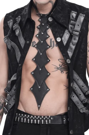 Gothic Spike Choker Harness Frontalansicht auf tätowiertem männlichem Model mit industrieller Brustkette und silberfarbenen Nieten