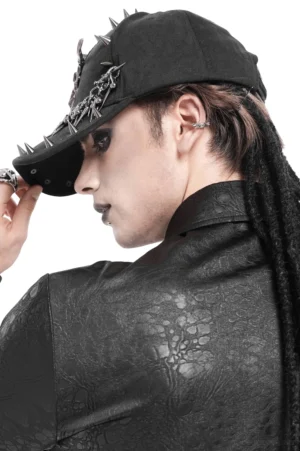 Dunkle Gothic Spike Baseball Kappe mit Metallketten und Bullschädel-Ornament – Seiten- und Rückansicht auf männlichem Modell mit langen Dreadlocks