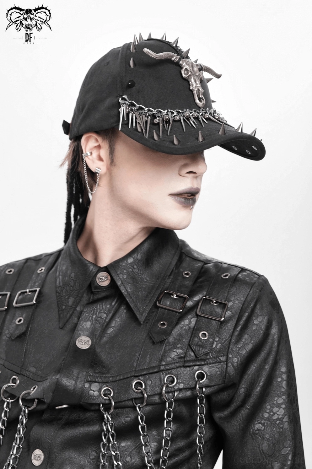 Gothic Spike Kappe mit Kettendetails – alternative Produktfotografie-Winkel zeigt Spike-Platzierung und Kettenelement