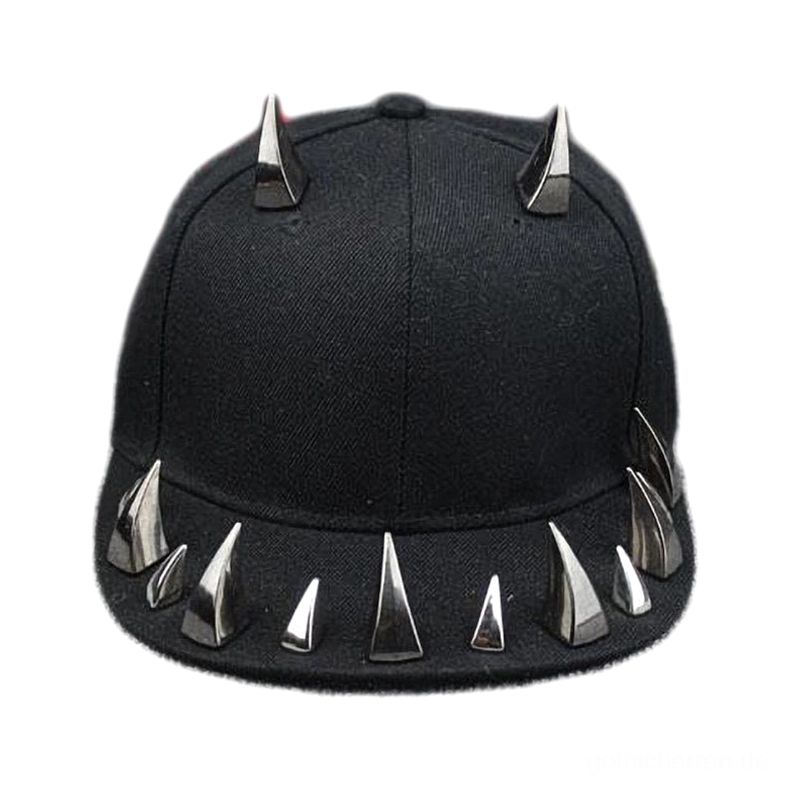 Frontale Nahaufnahme der Gothic Spike Baseballmütze mit symmetrischen silbernen Horndornen auf der Krone und dichtem Metallnietenverzierung rund um die Krempe, perfekter Blick auf den Dark-Fashion-Stil und die aggressive Ästhetik