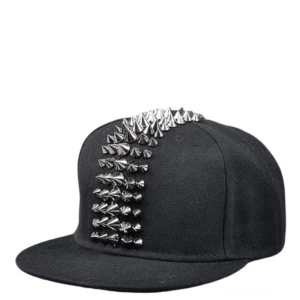 Silberne Metallspitzen gotische Snapback Cap auf schwarzem Baumwollcanvas, polierte reflektierende Nieten im Punk-Gothic-Stil, Alternative Fashion Kopfbedeckung