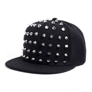 Gothic Spike Snapback mit silbernen Kegel-Nieten auf schwarzem Canvas, vordere drei-viertel Ansicht des Punk-Baseball-Caps