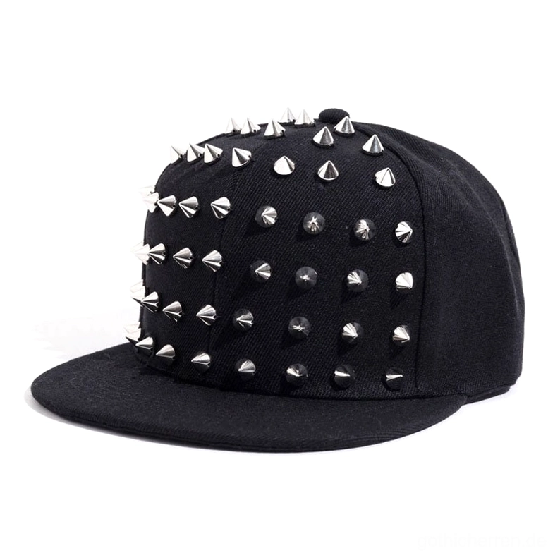Gothic Spike Snapback mit silbernen Kegel-Nieten auf schwarzem Canvas, vordere drei-viertel Ansicht des Punk-Baseball-Caps