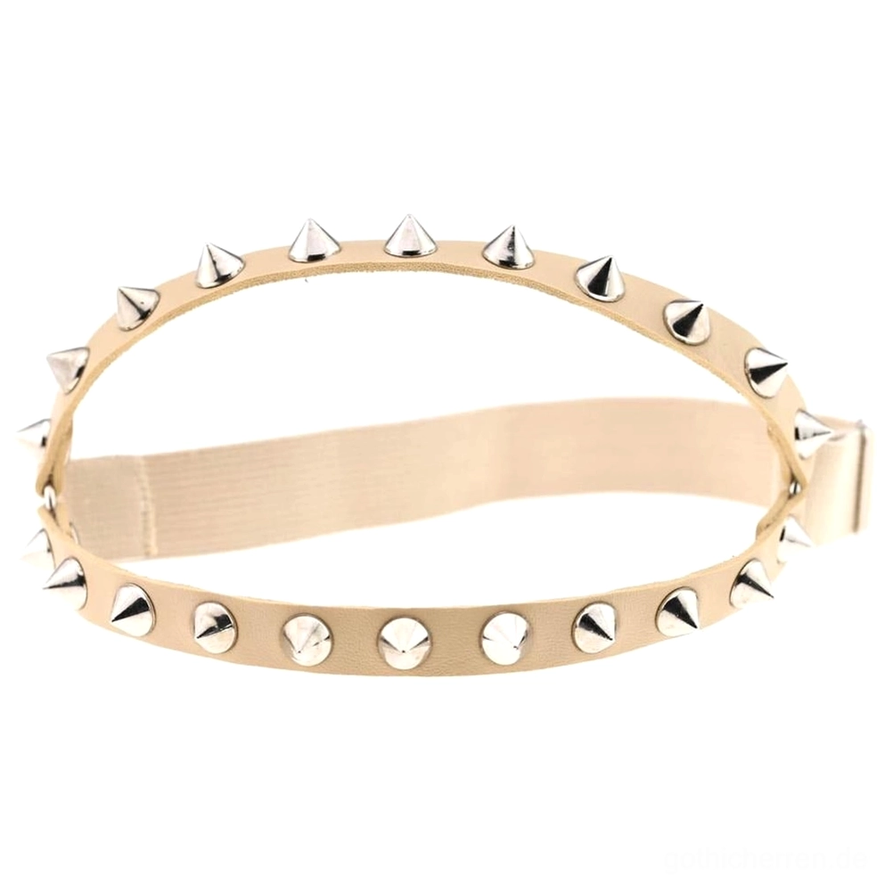Beige Nude-Ton Gothic Spiked Knee Garter mit silbernen Metallstud-Details und elastischem verstellbarem Riemen, Studio-Fotografie, subtile Goth-Farbvariante