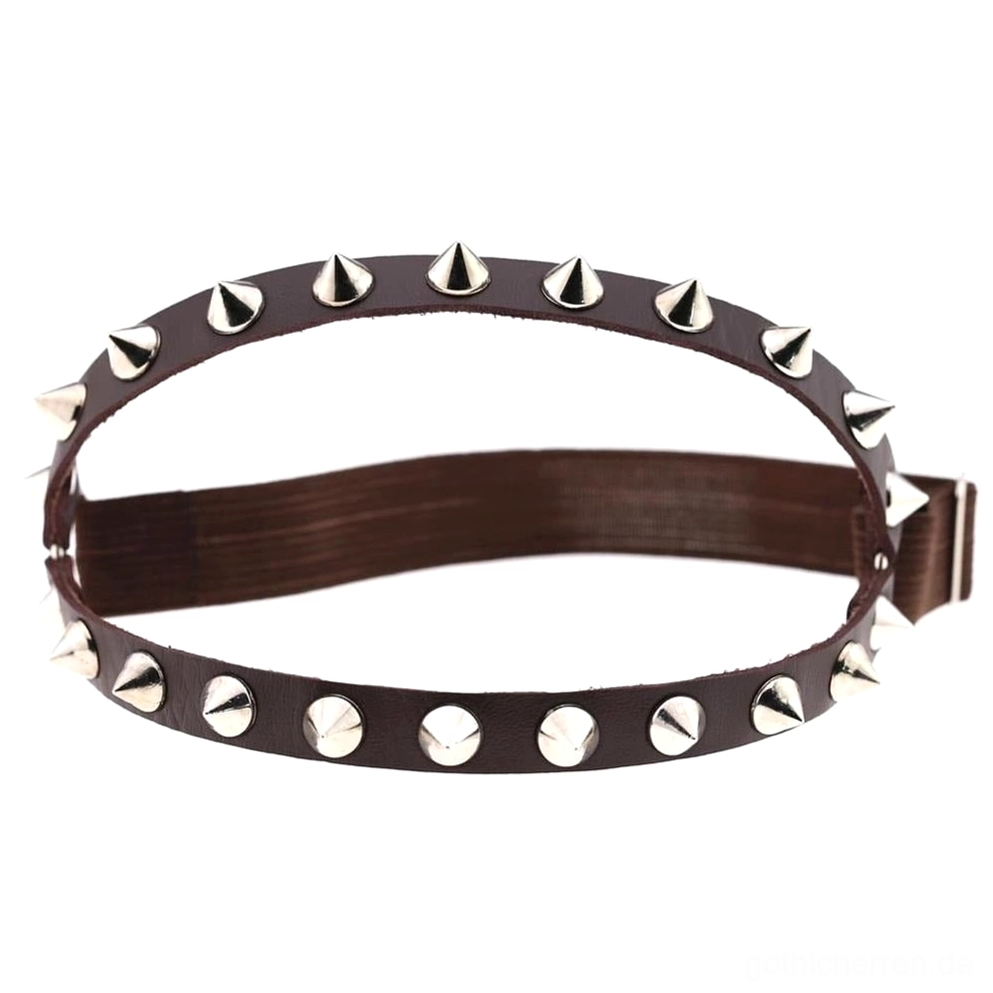 Dunkelbraun-Leder Gothic Spiked Knee Garter mit silbernen Metallnieten und verstellbarem Schnallenverschluss, Studio-Flatlay, authentisches Goth-Hardware