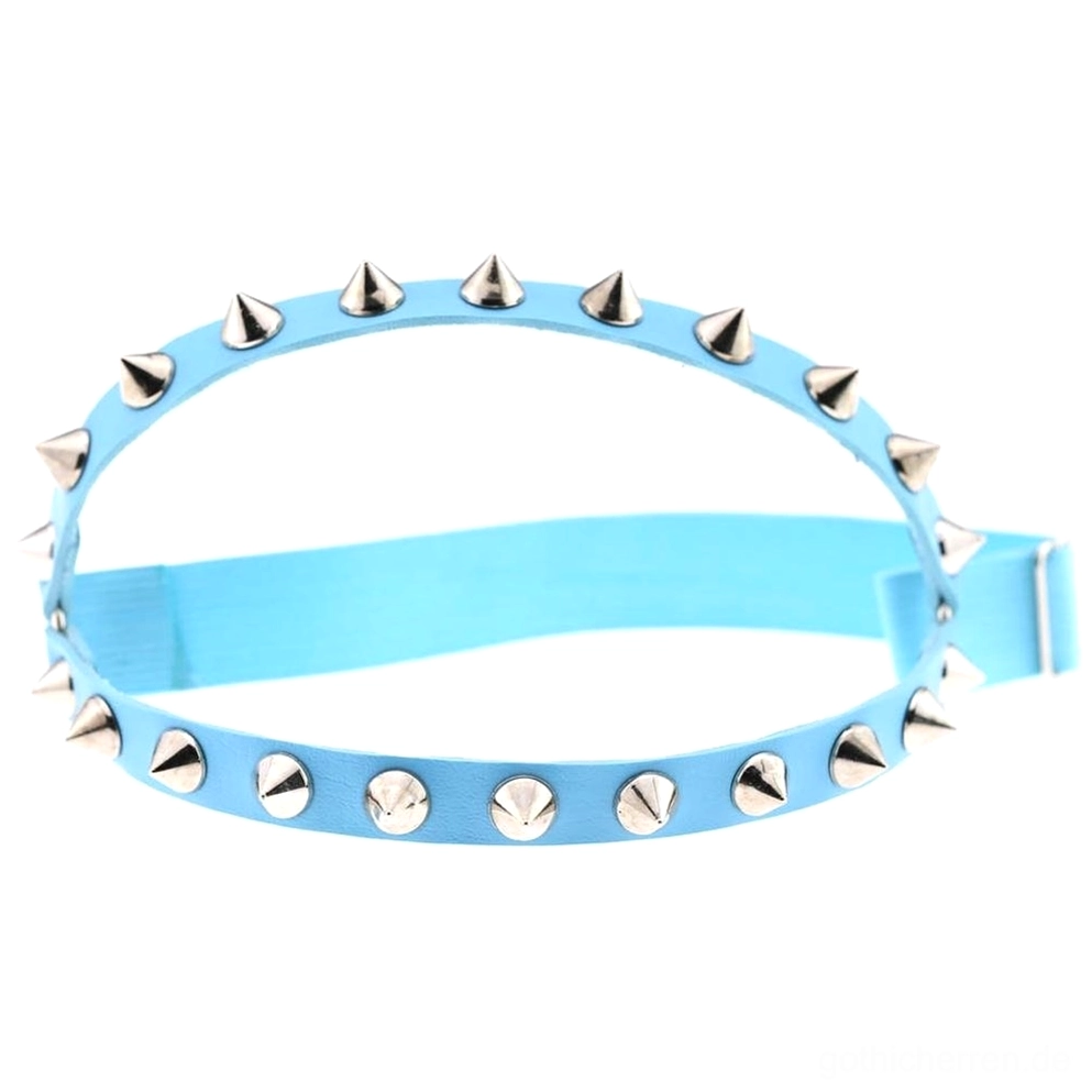 Hellblauer Gothic Spiked Knee Garter mit silbernen Kegelnieten und verstellbarem Riemen, modernes Goth-Styling Option, alternative Farbvariante