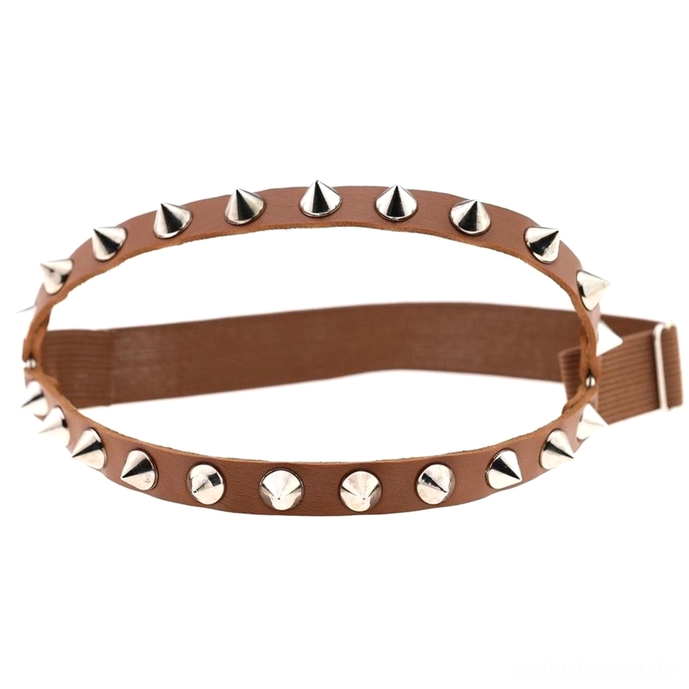 Hellbraun Khaki-Leder Gothic Spiked Knee Garter mit gemischten silbernen Nieten und verstellbarem Verschluss, Studio-Displayansicht, alternative Goth-Farbvariante