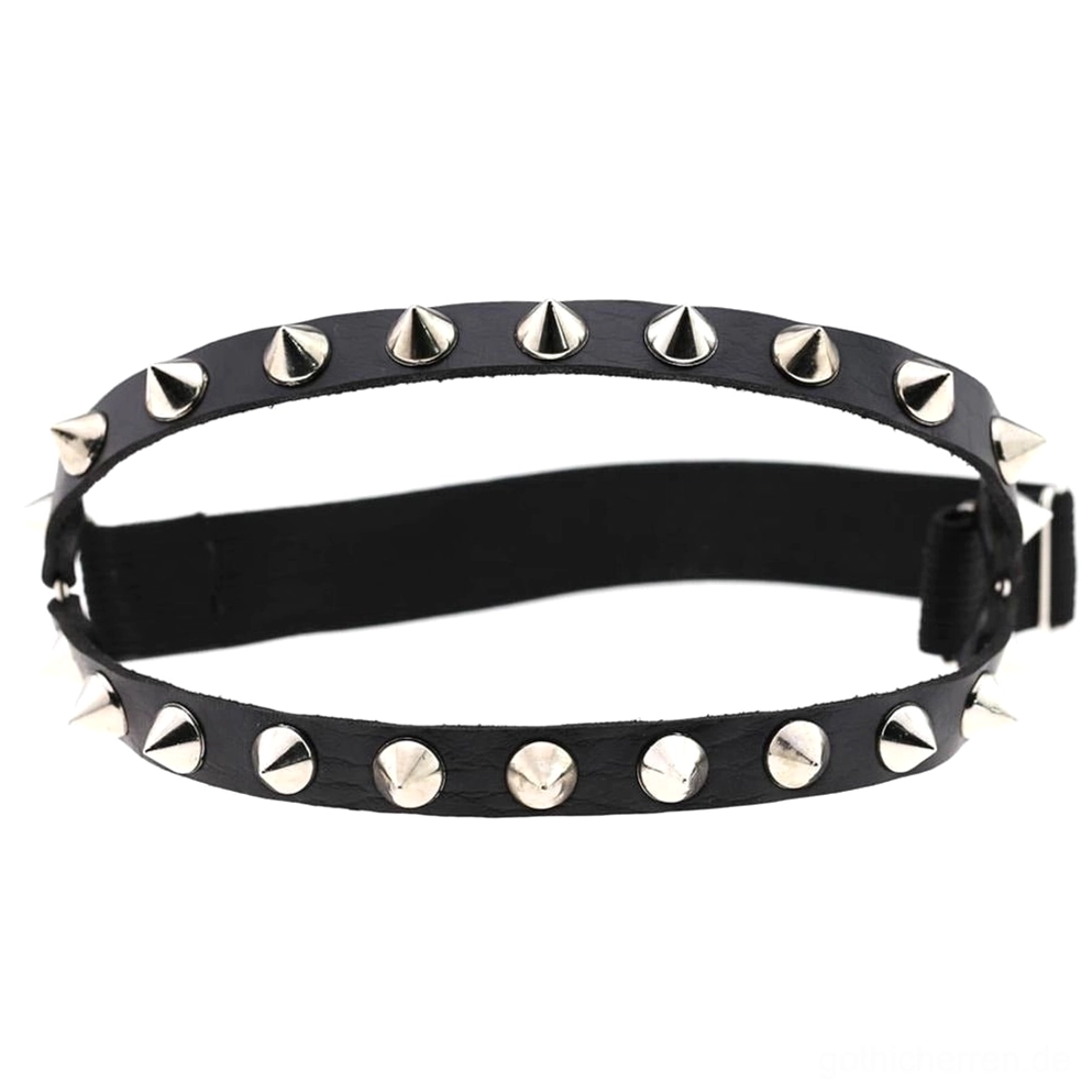 Einzelner schwarzer Gothic Spiked Knee Garter mit silbernen Metallnieten und verstellbarem Schnallenverschluss, Front-Flatlay Studio-Ansicht, Premium-Leder Harness