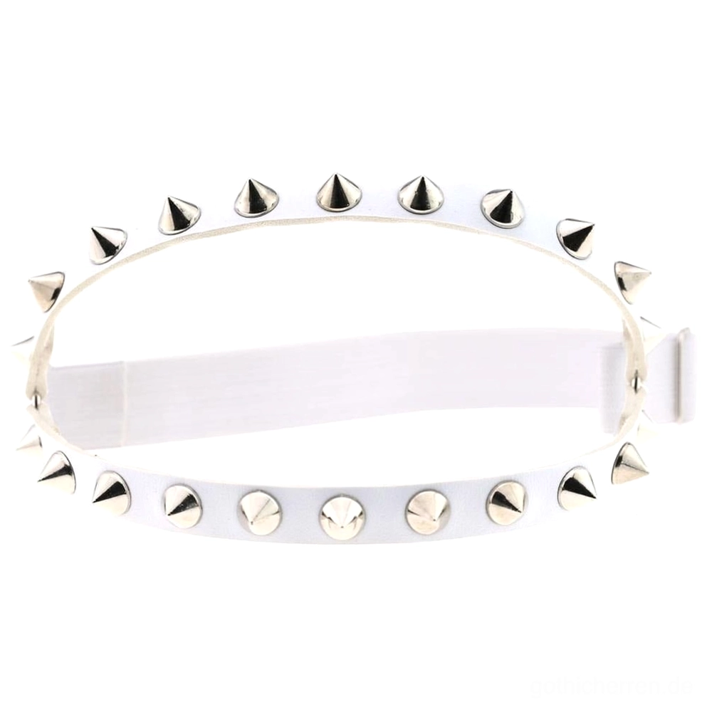 Weiß-Leder Gothic Spiked Knee Garter mit silbernen Kegelnieten und verstellbarem Schnallenverschluss, saubere industrielle Ästhetik, kontrastreiches Goth-Styling