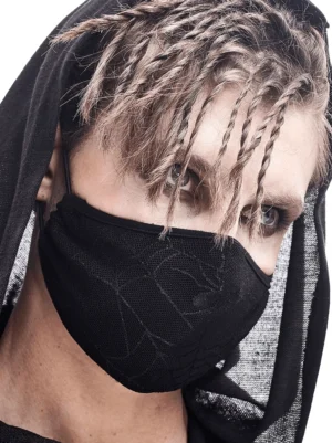 Männliches Modell mit Dreadlocks trägt atmungsaktive schwarze Spinnennetz-Gothic-Maske, Nahaufnahme Frontalansicht im professionellen Studio-Setup