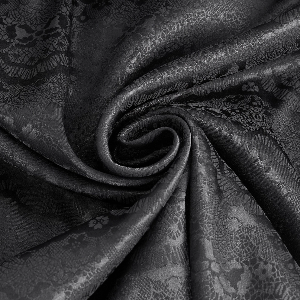 Nackenlinienendetail des schwarzen gothic Spitzenhemds zeigt Schnürverschluss mit Metallösen, mehrschichtige Rüschen-Spitzeneinfassung und theatralische viktorianische Neckline-Gestaltung