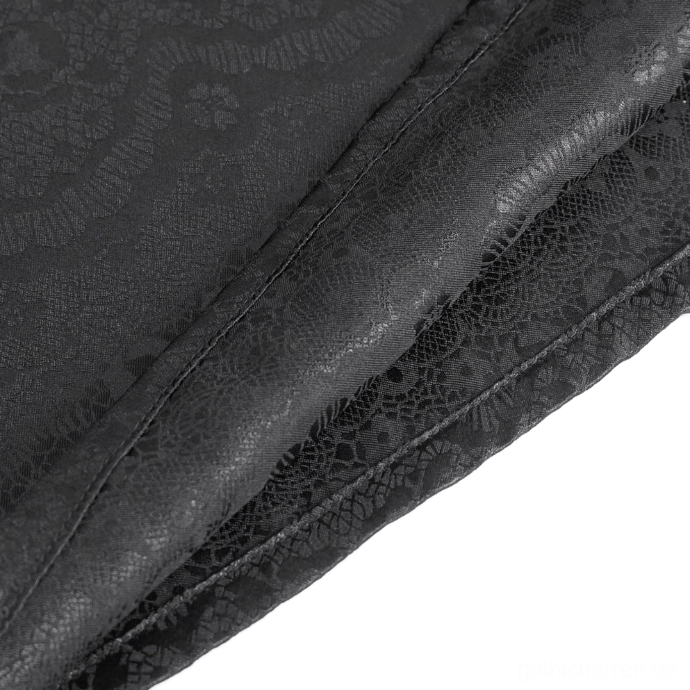 Nahaufnahme der schwarzen Jacquard-Spitzenstruktur des gothic Hemds zeigt embossierte Musterung, seidig glatte Basisbeschaffenheit und perfekt ausgeführte Nähte mit Lockstitch-Verarbeitung