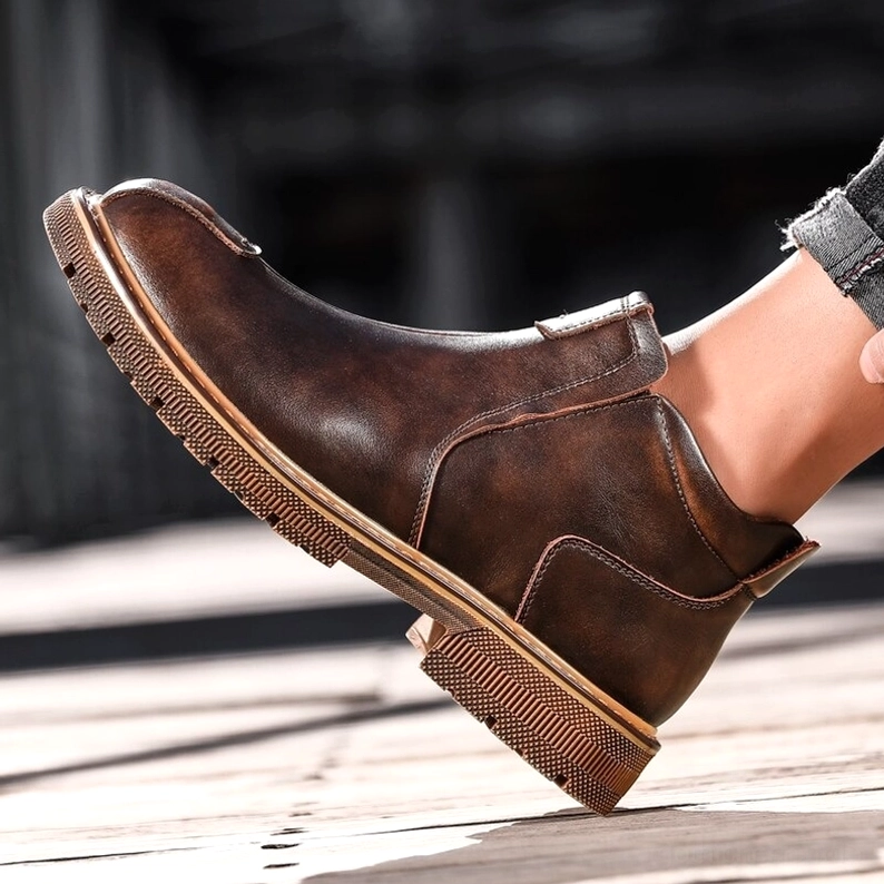 Gothic Split-Leder Chelsea Stiefel für Herren, detaillierte Nahaufnahme der Materialstruktur und handwerklichen Verarbeitung, Lederqualität und Textur