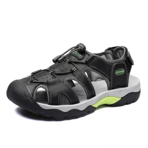 Schwarz und grau Gothic Split-Leder Herren-Sandalen mit Gummisohle, Frontalansicht Dreiviertelperspektive, geschlossene Zehenpartie Outdoor-Sommerschuhe