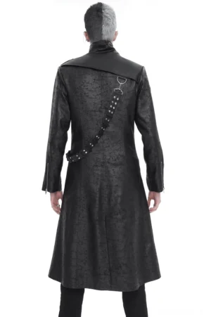 Gothic langer Trenchcoat Rückansicht mit rissigem Leder-Schultercape und hinterem Schultergurt mit architektonischer Drapierung