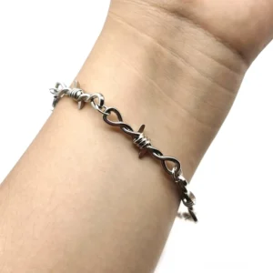 Gothic Stacheldraht Armband silber an Handgelenk getragen, verdrehte Metallkette mit Industrial Edge und Punk Stil, unisex Schmuck Design