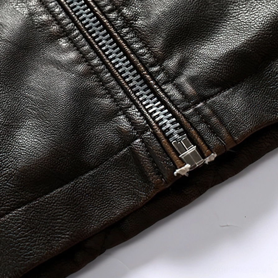 Premium Gothic Stand-Kragen PU-Kunstleder Motorradjacke Detail mit Kunstfell-Kragenbesatz und markanten Branding-Elementen, hochwertige Verarbeitung und Material-Qualität