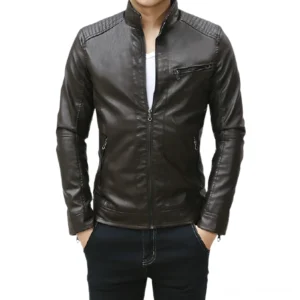 Herren Gothic Stand Collar PU-Leder Motorradjacke getragen von männlichem Model, dunkelbraune Ausführung mit Multi-Reißverschluss-Design und gesteppten Schulterdetails, Vorderansicht