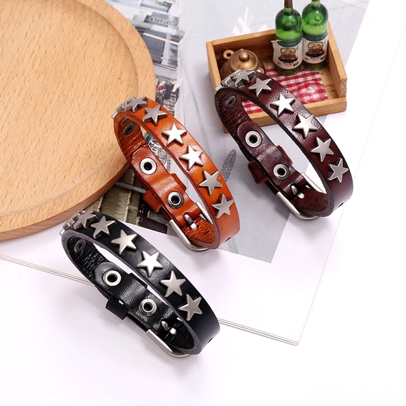 Komplette dreiteilige Stern-Leder-Armband-Kollektion in Schwarz, Braun und Camel auf vintage Holztablett – Gothic-Stil Arrangement