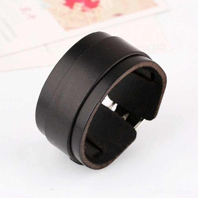 Gothic doppelschicht schwarzes lederarmband dreiviertels vorderansicht matter schwarzlederoberflache hochwertige verarbeitung