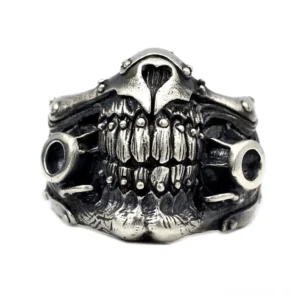 Punk-Rock Statement-Totenkopfring – Frontansicht mit betonten hohlen Kreisportalen und Kampf-Design, antike Silbertönung mit gotischer Ästhetik