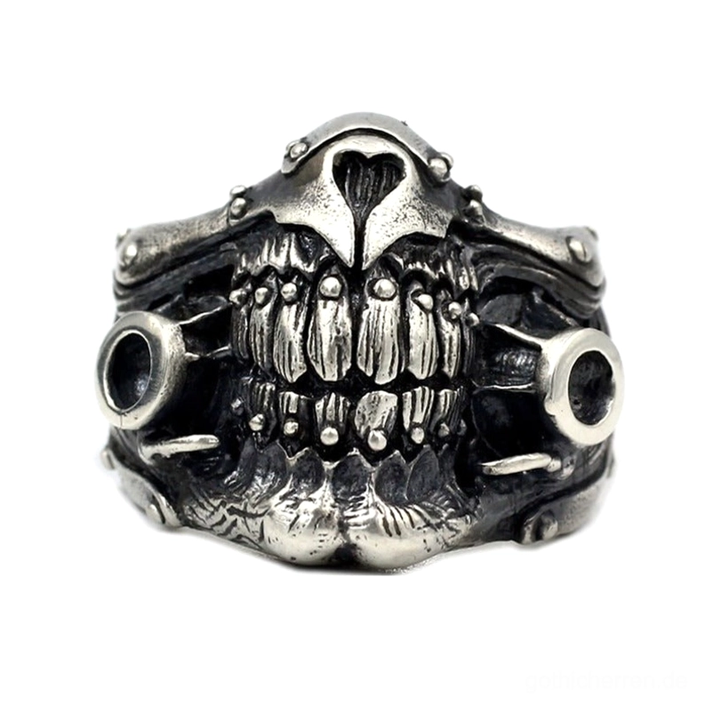 Punk-Rock Statement-Totenkopfring – Frontansicht mit betonten hohlen Kreisportalen und Kampf-Design, antike Silbertönung mit gotischer Ästhetik