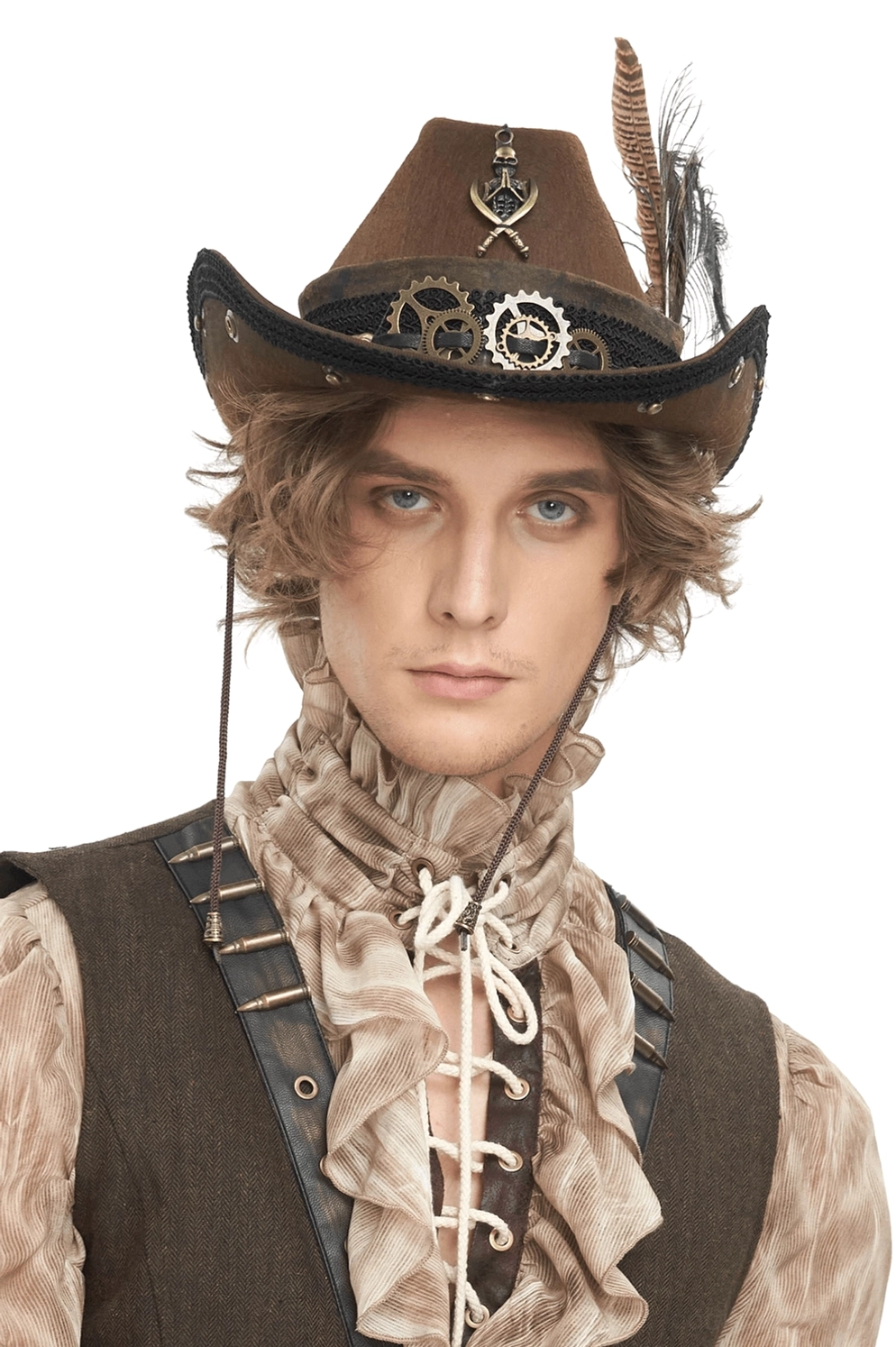 Gothischer Steampunk Cowboyhut mit Messingzahnrädern und Federn, Frontalansicht auf männlichem Model in viktorianischem Stil