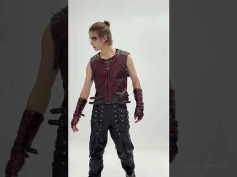 Männliches modell mit kompletter gothic steampunk ausrüstung mit burgundy weste und passenden fingerlose gauntlet-handschuhe, ganzkörper-frontansicht