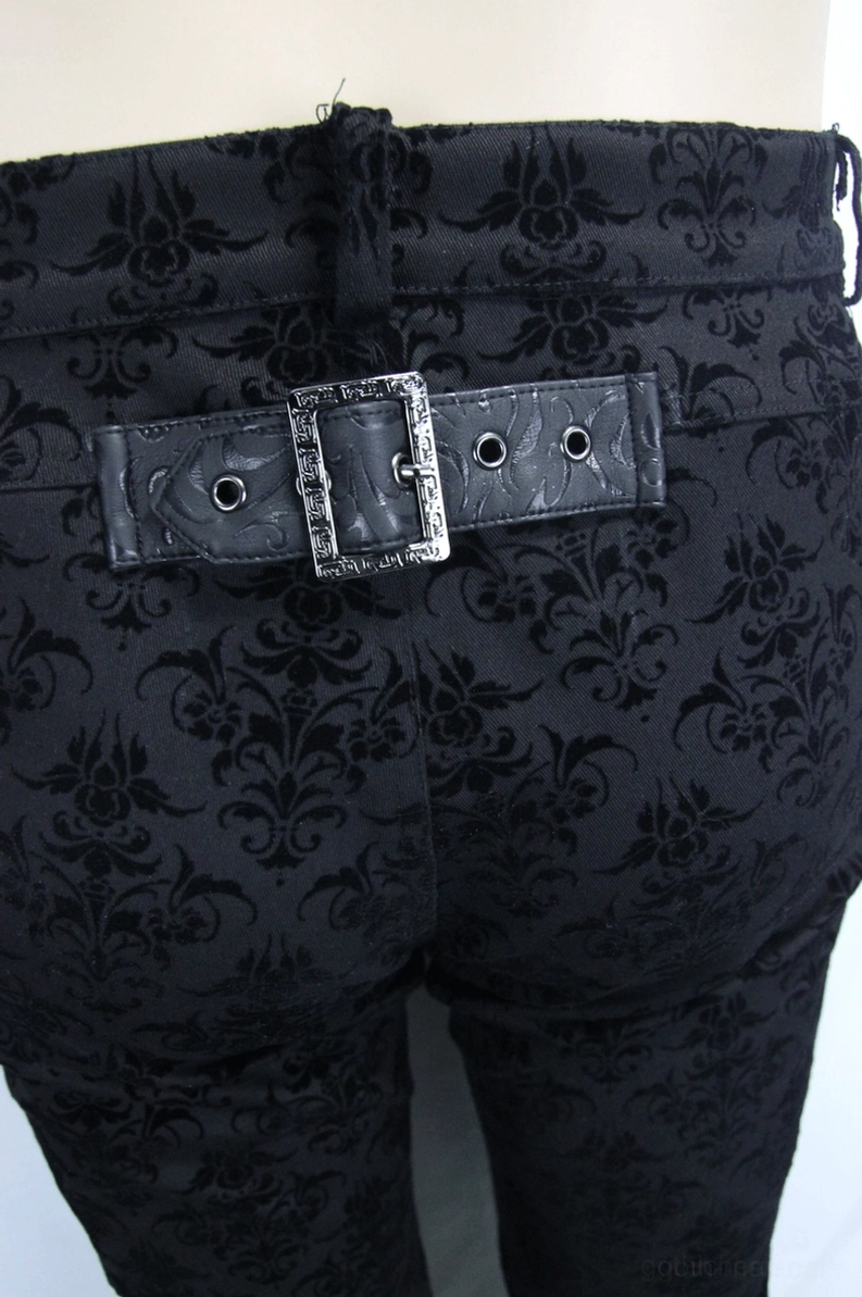 Rücklicher Bund Nahaufnahme Premium-Leder-Gürtelplatte mit Metall-Schnallen-Hardware auf Gothic schwarzer Steampunk Röhrenhose, Hardware-Detail-Nahaufnahme