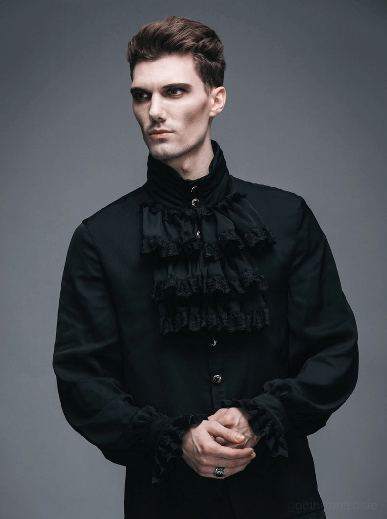 Männliches Model in Gothic-Steampunk-Rüschenhalshemd betont die theatralische Jabot-Halskrause und formales Ästhetik-Design in Schwarzes Polyester