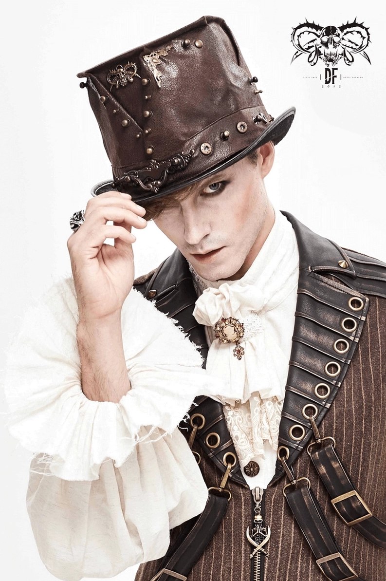 Gothischer Steampunk-Zylinder dreiviertel Frontansicht zeigt vollständige Metall-Nieten-Konfiguration, Totenschädel-Verzierung und ornamentale Trim-Konstruktion