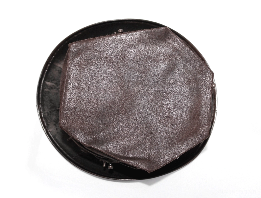 Gothischer Steampunk-Zylinder Nahaufnahme hebt Bronze-Nietplatzierung, Metallstifte und strukturelle Integriät der hexagonalen Kronenkonstruktion hervor
